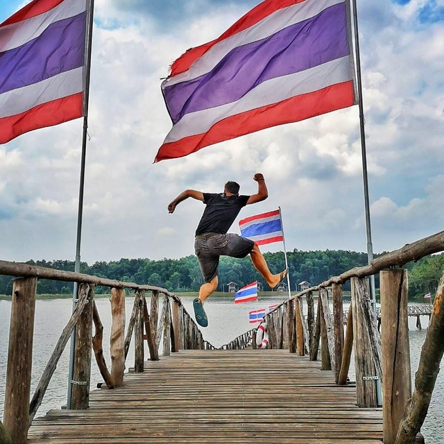 Op de beroemde Nong Yai-houten brug maakt Nick een vreugdesprong tussen de Thaise vlaggen. 