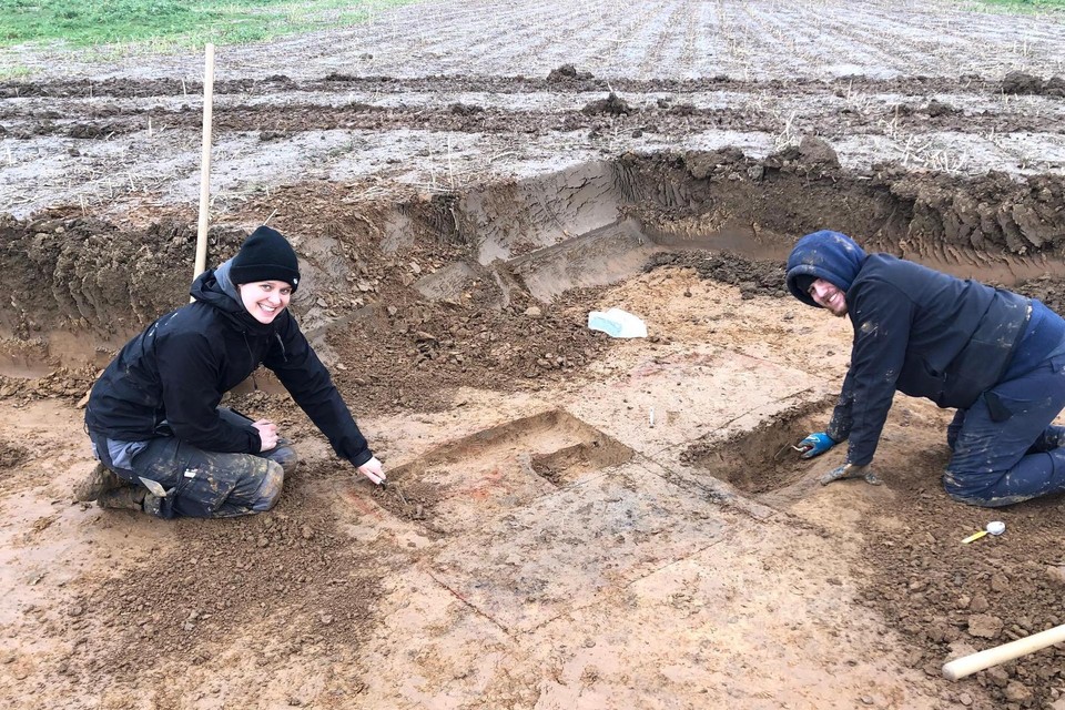 De archeologen konden al heel wat interessante vondsten doen op het terrein. “En we zijn nog maar halfweg” zegt Annelies De Raymaeker die de opgravingen leidt.