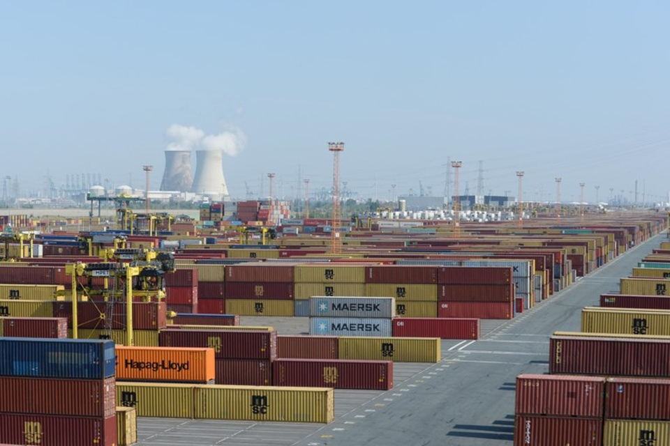In de Antwerpse haven alleen al worden 1.300 containers in transit naar Rusland tegengehouden. 