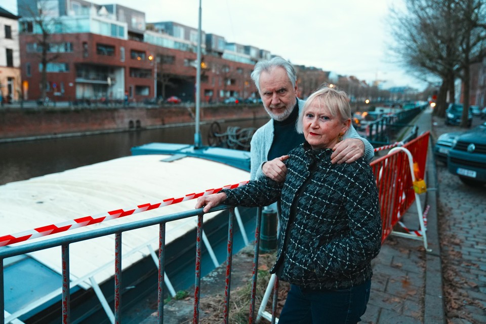 Wim De Raedt (67) en Annie De Ruyck (68) op de plek waar ze woensdag in het water belandde.