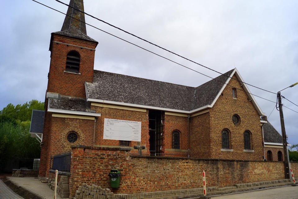 Door onvoorziene problemen met het dak liggen de werken aan de Sint-Martinuskerk in Mettekoven al zes maanden stil. 