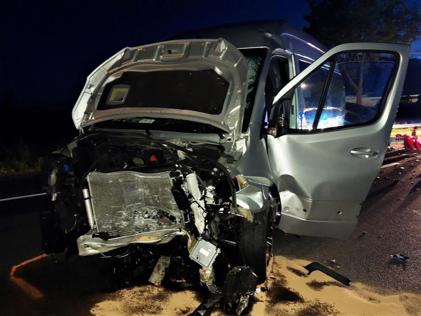 De vrouw uit Lichtervelde botste frontaal op deze grijze bestelwagen C.B. uit Pittem