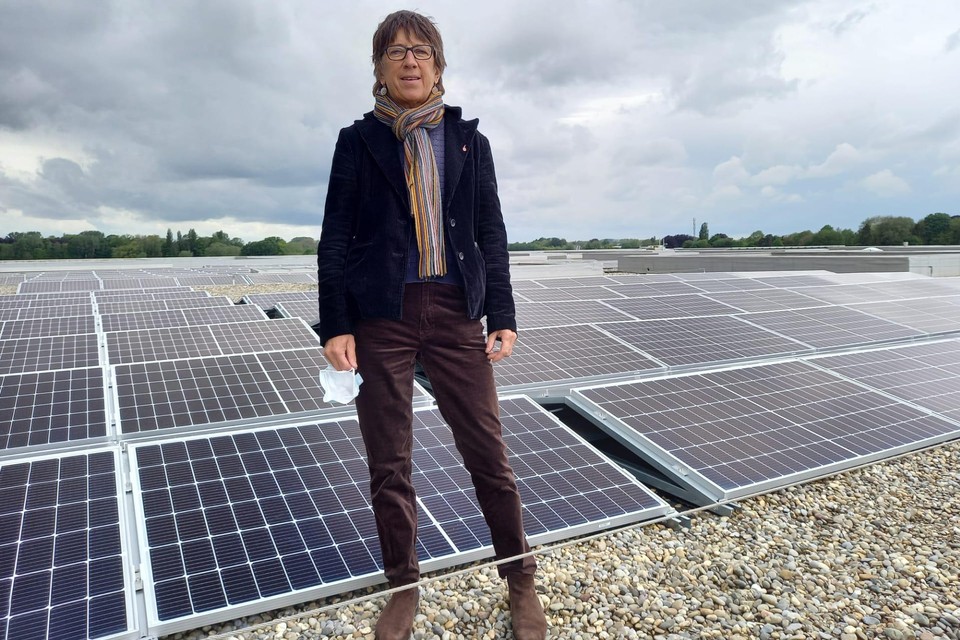 Gedeputeerde Riet Gillis, op het dak van crematorium Siesegem: “Met de installatie van deze zonnepanelen nemen we als provincie onze voorbeeldfunctie op.” 