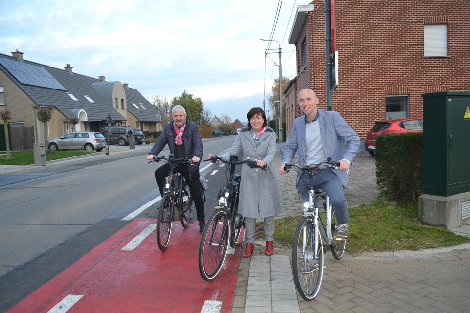 Slechtste fietspad' van Deerlijk krijgt laagje: “Voortaan comfortabeler en veiliger | Nieuwsblad Mobile