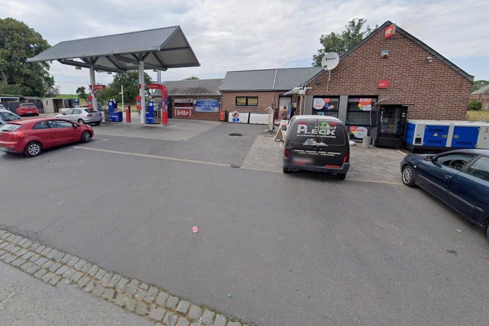 Ram squat at gas station in Honelles, perpetrators run off with a cash machine