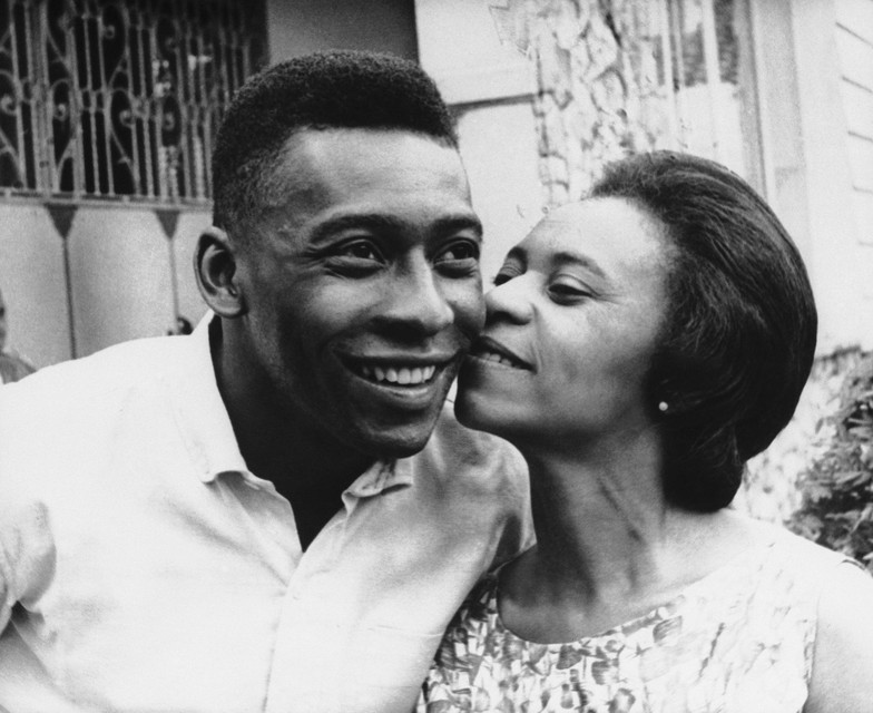 Pelé met zijn moeder in 1965.
