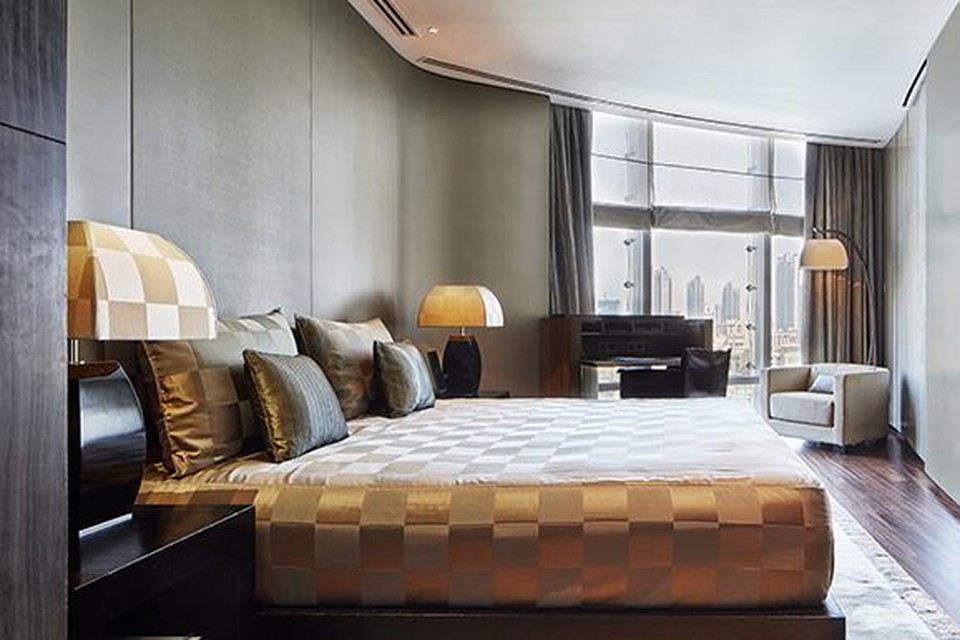 Van paradijselijke stranden naar een bruisende metropool. Het Armani hotel in Dubai duikt op in de categorie ‘stedelijke suites’. Het hotel strekt zich uit over elf verdiepingen van de Burj Khalifa, nog steeds de hoogste toren ter wereld en - zoals de naam het al zei - het visuele evenbeeld van Armani. 