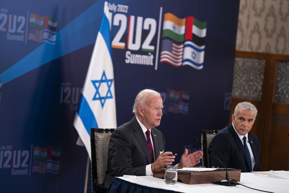 De Amerikaanse president Joe Biden (links) en de nieuwe Israëlische premier Yair Lapid (rechts) 