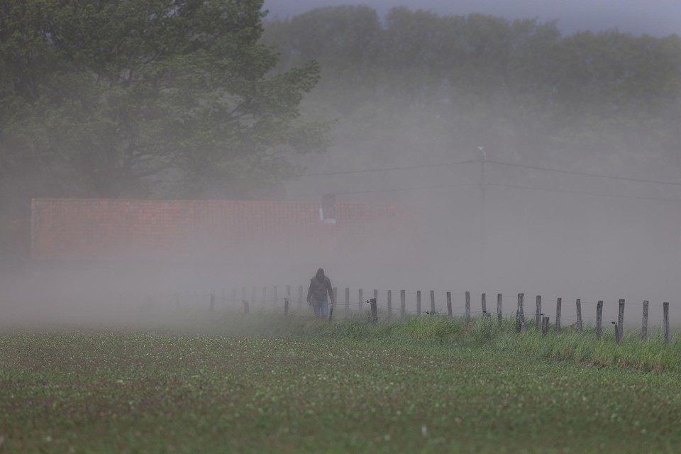 Wandelaars belanden tussen de akkers in een zandstorm.