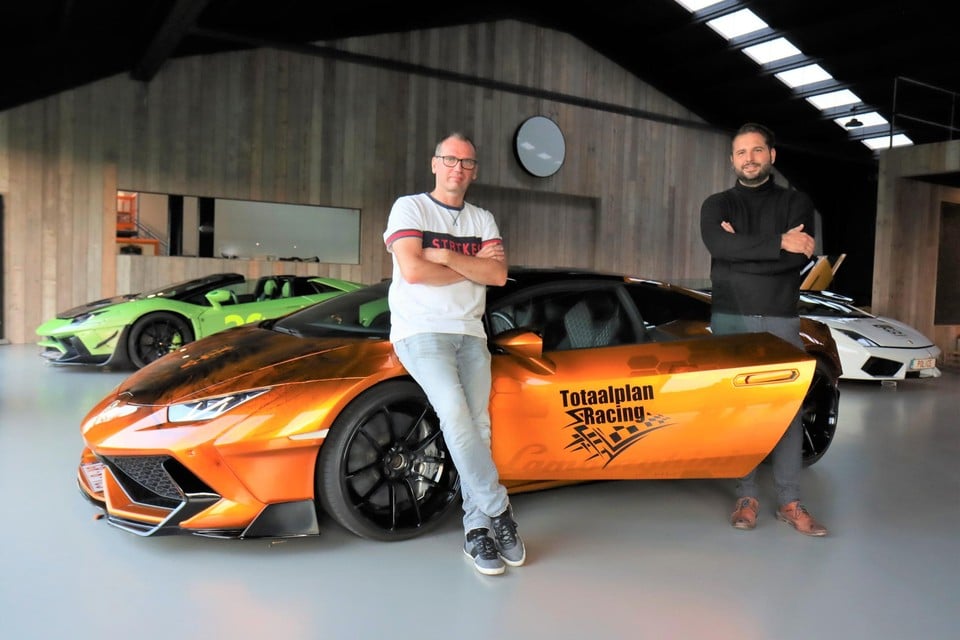 Racepiloten Mario Martlé en Kenneth Linthout bij de mooie Lamborghini Huracán in de showroom van Totaalplan Racing in Balgerhoeke.