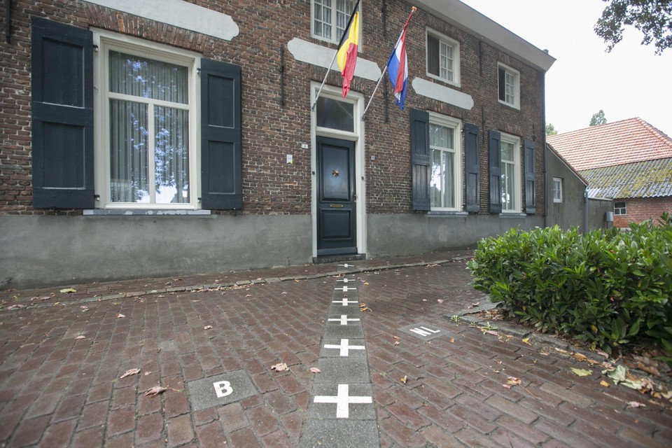 De woning met de  twee huisnummers in Baarle is populair bij toeristen.