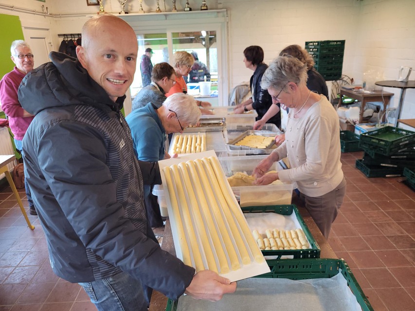 Simon hielp mee met het maken van meer dan 9.000 handgemaakte  kroketten in de kantine voor het eetfestijn van FC Cristal Boys.