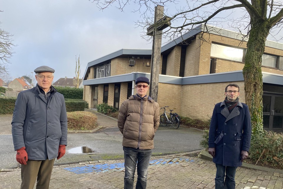 De Kortrijkse deken Geert Morlion, Dominiek Lodewijckx en Maarten Hertoghs bij de voormalige kerk.