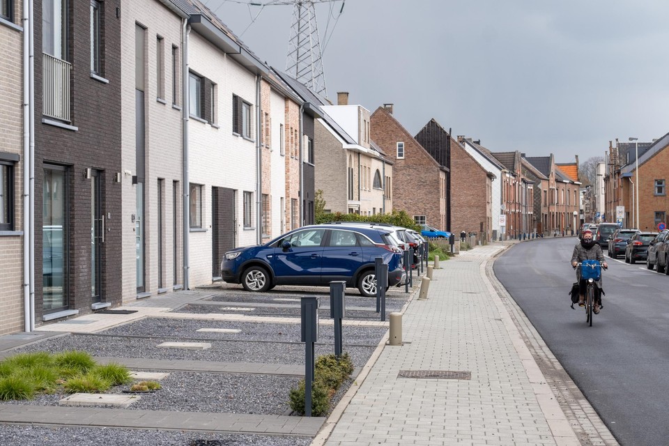 In de Boomlaerstraat in Lier hebben een dertigtal mensen een brief gekregen dat ze de verhardingen van hun voortuin ongedaan moeten maken.