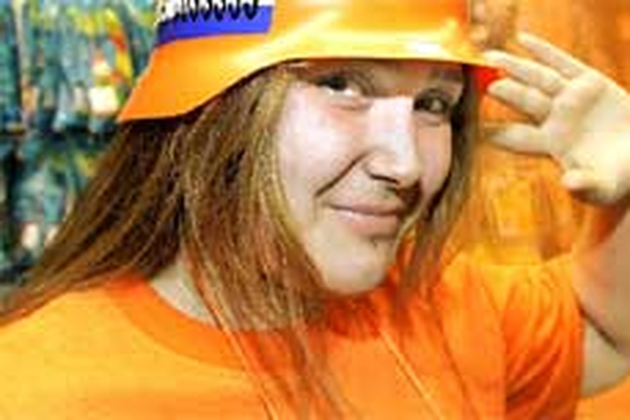 Geaccepteerd Overleven media Nederlandse voetbalbond verbiedt Duitse helmen voor Oranje-fans | Het  Nieuwsblad Mobile