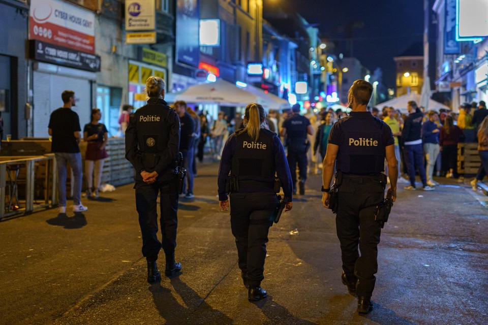 Bekogeld met flessen, kopstoten en schoppen in het gezicht. De voorbije week werden verschillende Gentse agenten slachtoffer van geweld in de Overpoortstraat