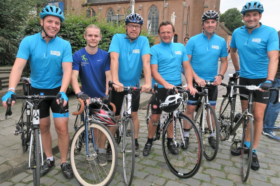 De nieuwe sportschepen Olivier Verhulst (links) samen met andere ‘liberale pedalen’ op de dernykoers in ‘s-Gravenwezel, enkele maanden voor de verkiezingen van 2018. 
