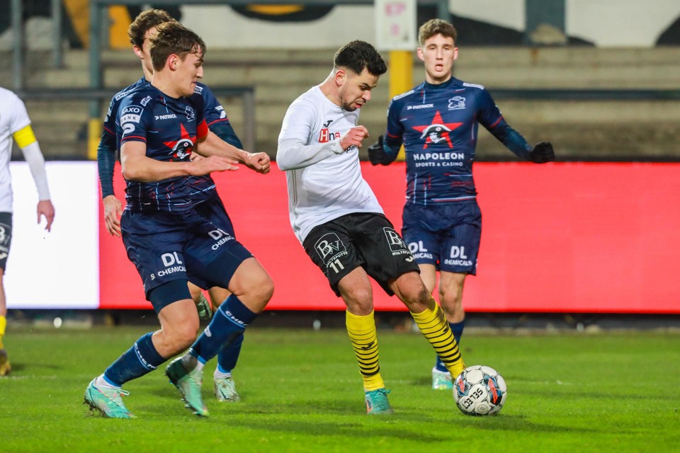 Arthur Wulleman kan niet voorkomen dat Lokeren-Temse-spits Youssef Boulaouali op doel kan besluiten.