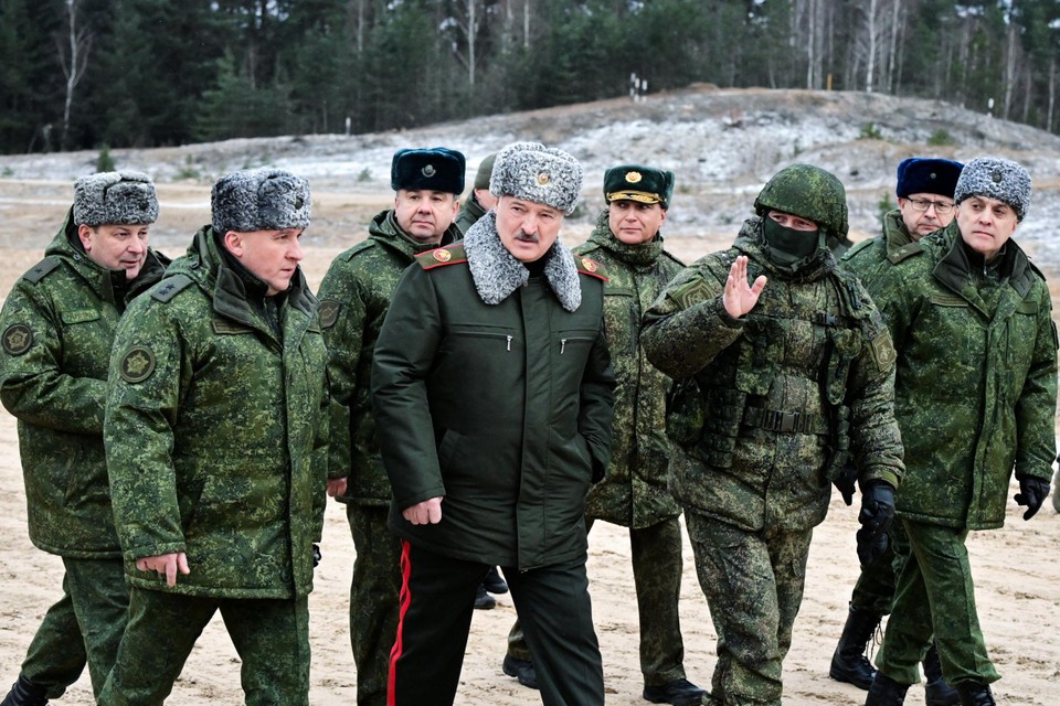 Aleksandr Loekasjenko (met snor) waakte er tot nu toe over dat zijn soldaten niet betrokken raakten. 