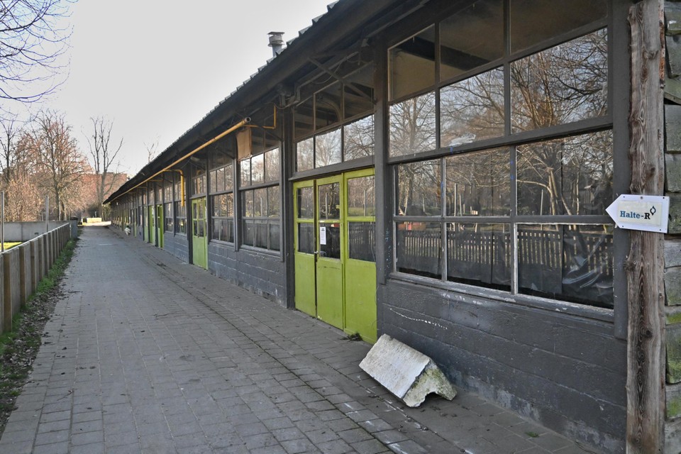 Deze gebouwen gaan tegen de vlakte.