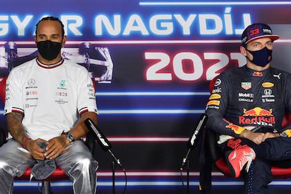 Lewis Hamilton en Max Verstappen tijdens de persconferentie in Hongarije