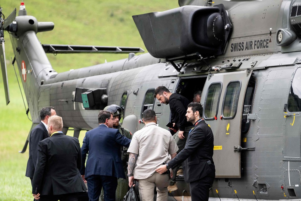 De Oekraïense president Zelenski werd met een helikopter naar Bürgenstock gebracht.