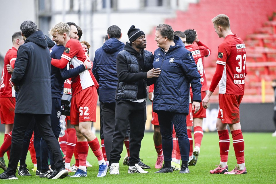 Eliot Matazo (center) talking to club doctor Wim Geerts after the win against Club Brugge.