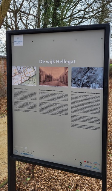 Het informatiebord geeft een kijk in het verleden van Hellegat.