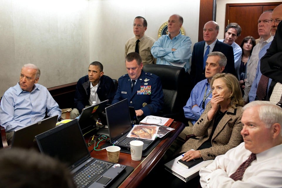 De historische foto uit The Situation Room. President Obama en zijn team kijken live naar de raid op het huis waar Osama bin Laden zal gedood worden.