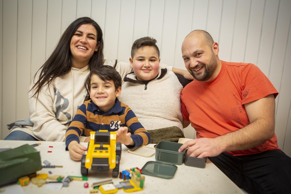 Mama Amar, Karim (6) met zijn grote broer Adam (9) en papa Walid. De gelukkigste mensen ter wereld wonen in Massenhoven. 