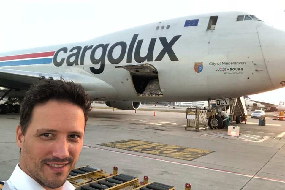 Wouter Rombouts voor het vliegtuig van Cargolux waarmee hij nu vliegt.