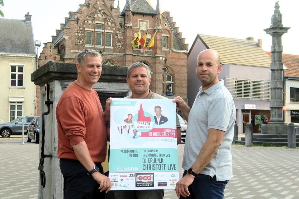 De broers Björn en Sven Geysels met Peter Verdijck (rechts) tonen de nu volledige affiche van de N8 van Wommelgem met als toppers Christoff en dj FRANK.