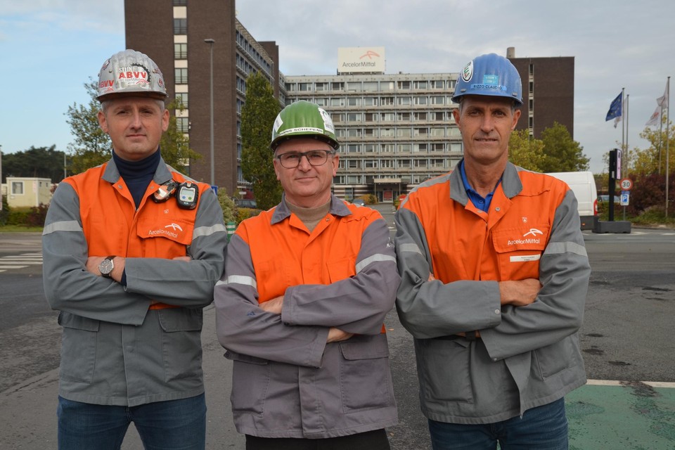vlnr Stijn Van Geem, Hans Schepens en Claudio Rizzo vertegenwoordigen de arbeiders van ArcelorMittal
