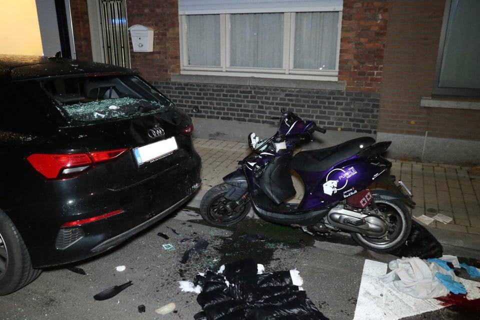 Scooter rider is fleeing the police, but crashes against parked car: « Driver seriously injured » (Sint-Niklaas)