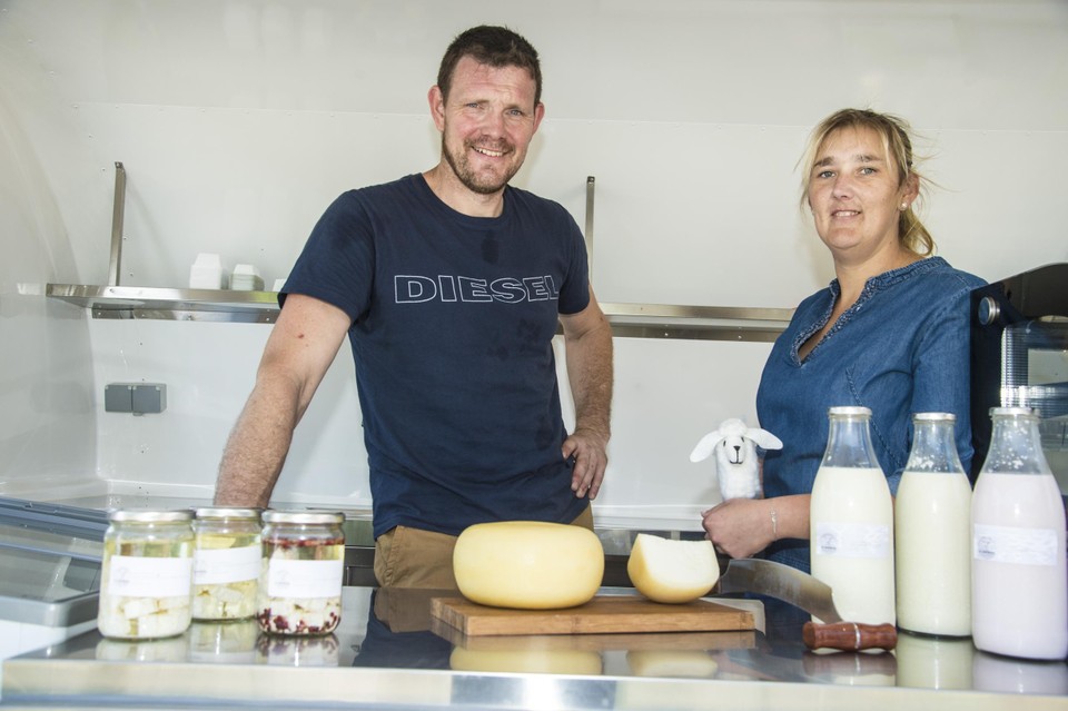 Roel en Sofie baten een eigen melkschapenboerderij uit. In hun hoevewinkel verkopen ze tal van verse producten, van melk tot kaas, hoeve-ijs, rijstpap en andere zelfgemaakte desserten. 
