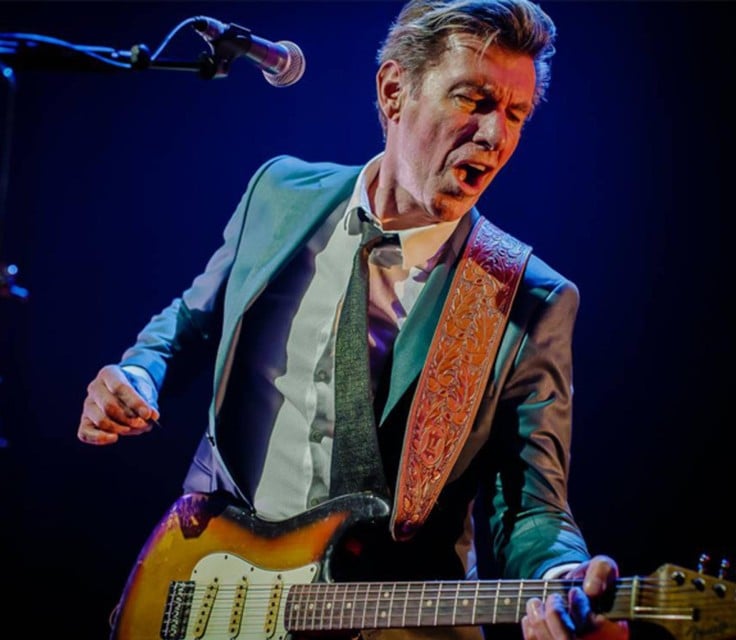 Paul Michiels slaat de snaren op zijn gitaar opnieuw aan.