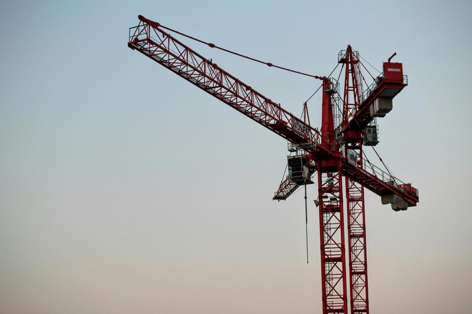 Naked man crawls in yard crane and sets Stationsbuurt on Stelten: « He was at a height of about 20 meters » (Diest)