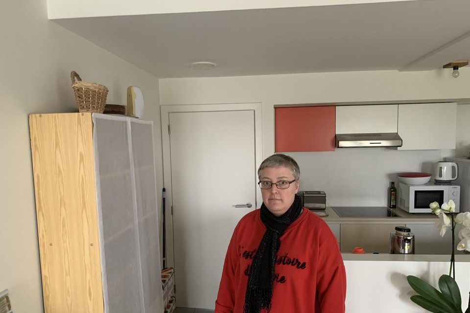 Nathalie Delbare in haar flatje op de wijk Drie Hofsteden. Links in het plafond het afzuigsysteem dat ze nu afdekt.