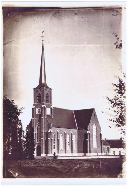 Een foto van de kerk van Massenhoven die zeker voor 1935 werd genomen. 
