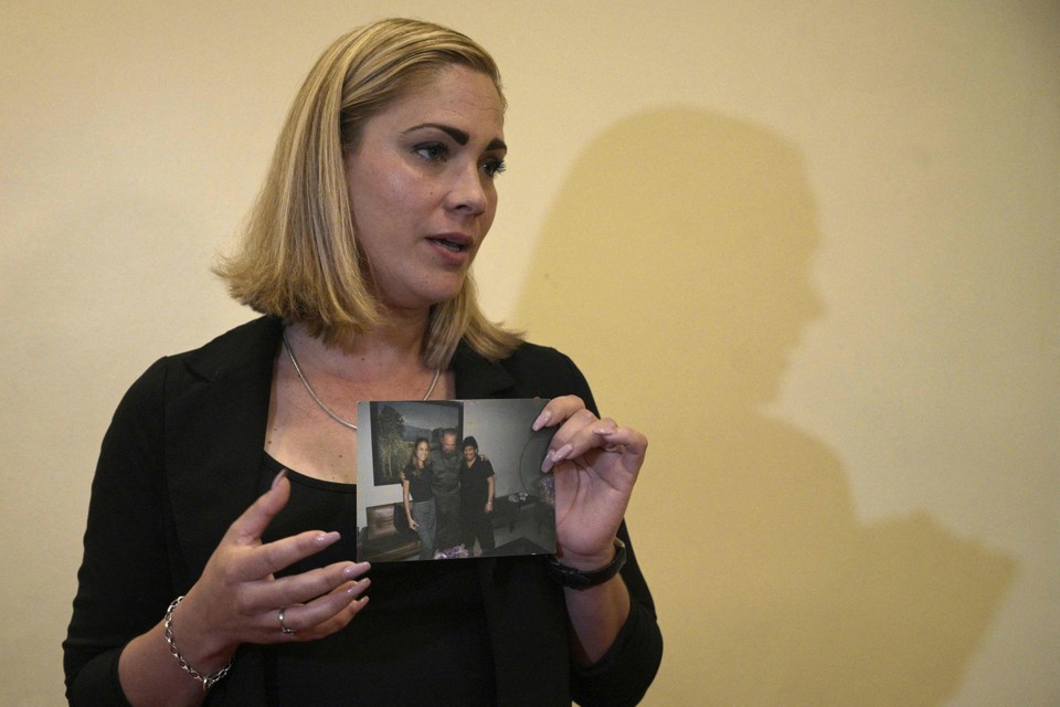 Álvarez toont tijdens de persconferentie een foto van haar, Fidel Castro en Maradona. Volgens de vrouw had de Cubaanse regering ook een hand in de relatie. 