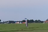thumbnail: Het vliegtuig (links) belandde net naast de landingsbaan. 