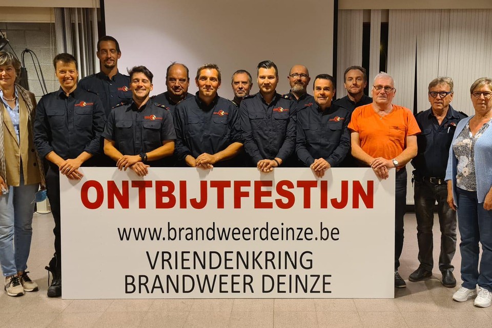 Vriendenkring Brandweer Deinze schenkt 30 gratis ontbijtmanden weg aan kansarme gezinnen, tot grote tevredenheid van schepenen Conny De Spiegelaere en Marleen Vanlerberghe.