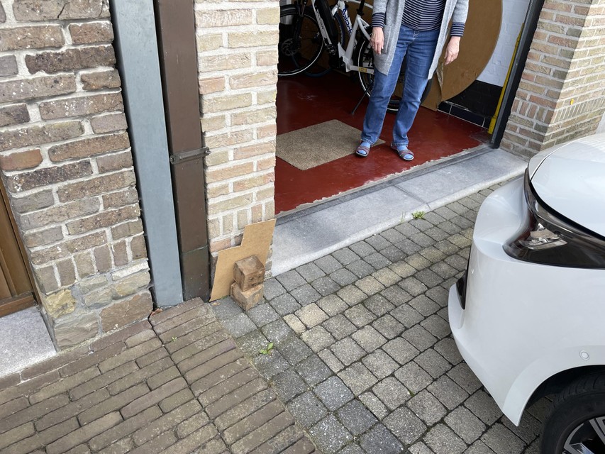 Een buurman barricadeerde een rooster naast zijn garagepoort om te vermijden dat Boris bij hem naar binnen zou sluipen.