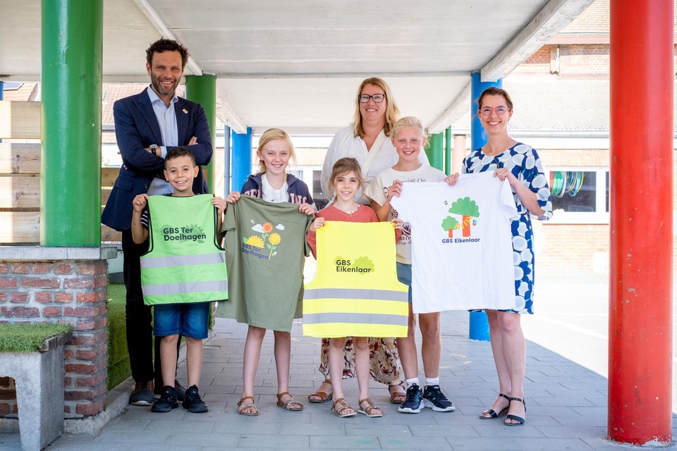 Bij het begin van het schooljaar kwam Nathalie Herremans (midden), samen met burgemeester Callaerts en onderwijsschepen Weckhuysen de nieuwe hesjes voor de gemeentescholen voorstellen. 