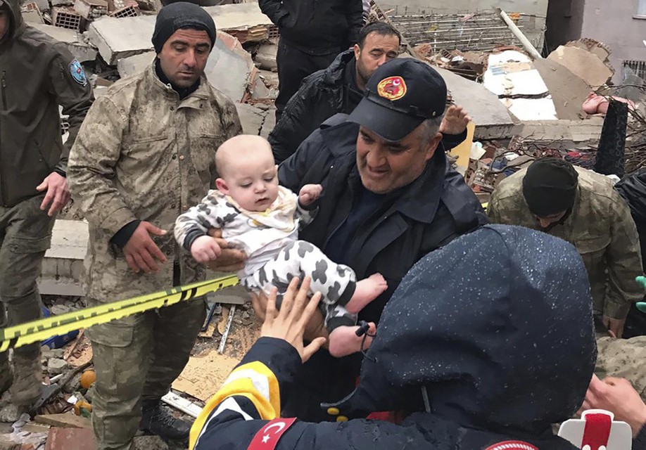 In Malatya werd een baby ook van onder het puin gehaald.