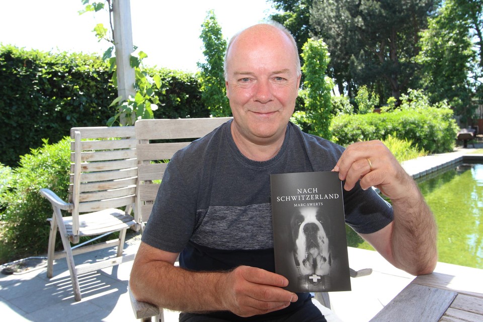 Marc Swerts met zijn nieuwste boek ‘Nach Schwitzerland’. 