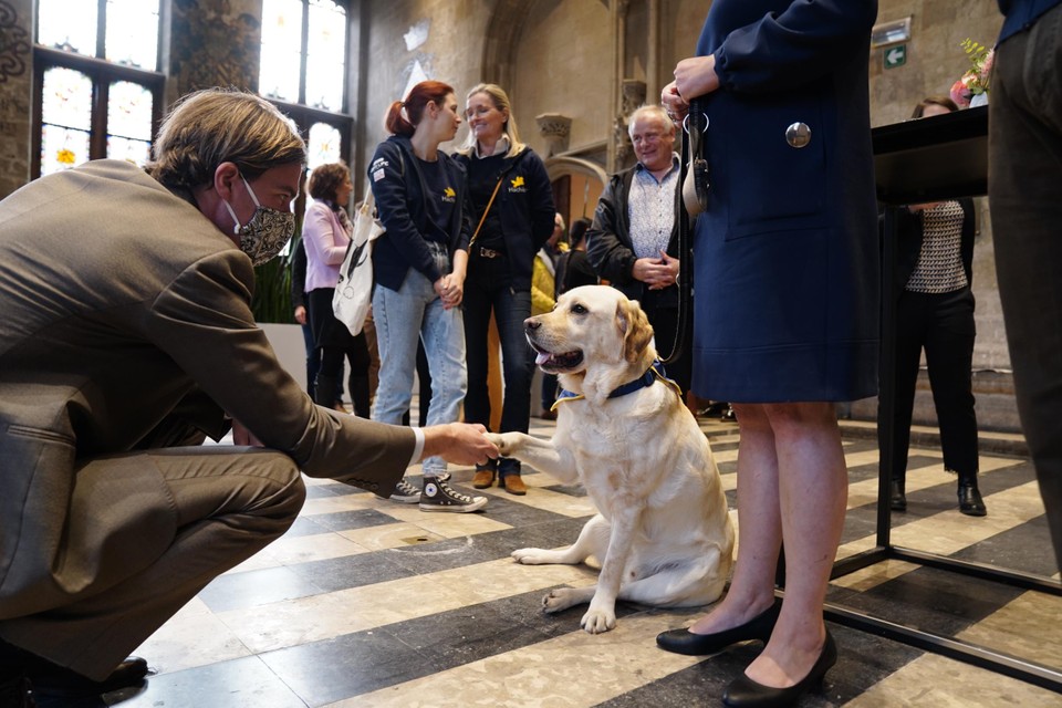 Burgemeester Mathias De Clercq (Open VLD) en zijn nieuwste Gentse flik in de Pacificatiezaal van het stadhuis