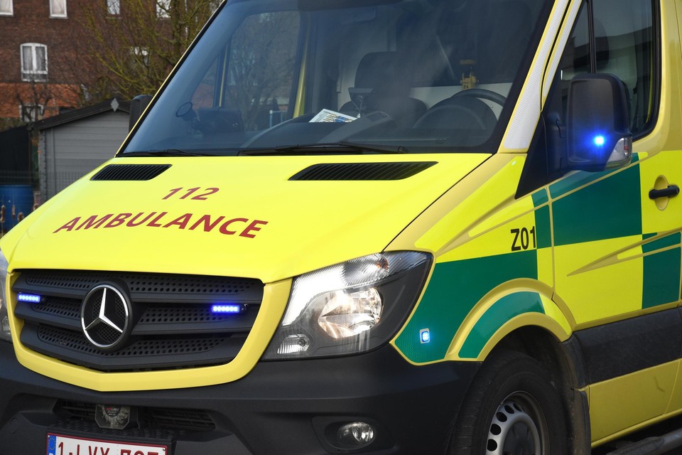 Een ambulance heeft het slachtoffer overgebracht naar het ziekenhuis.