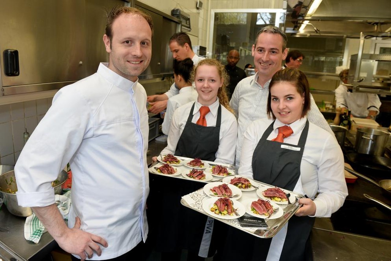 Rör & Tig-Svets AB - Första dagen i Tallinn skulle vi käka frukost  pizzavi följde blint Oscar och visst hittade han en pizzeria alltid.  Bara det att alla andra pizzerior i Tallinn