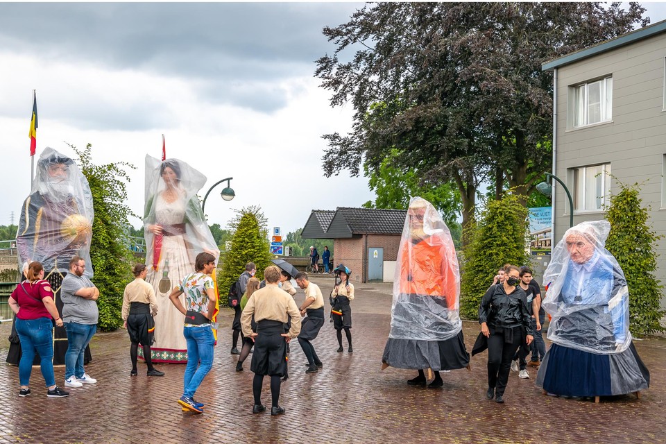 De reuzen werden verrast door een fikse regenbui en kregen een regenjas aan.